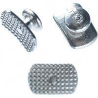 Металлические лингвальные кнопки на сетке